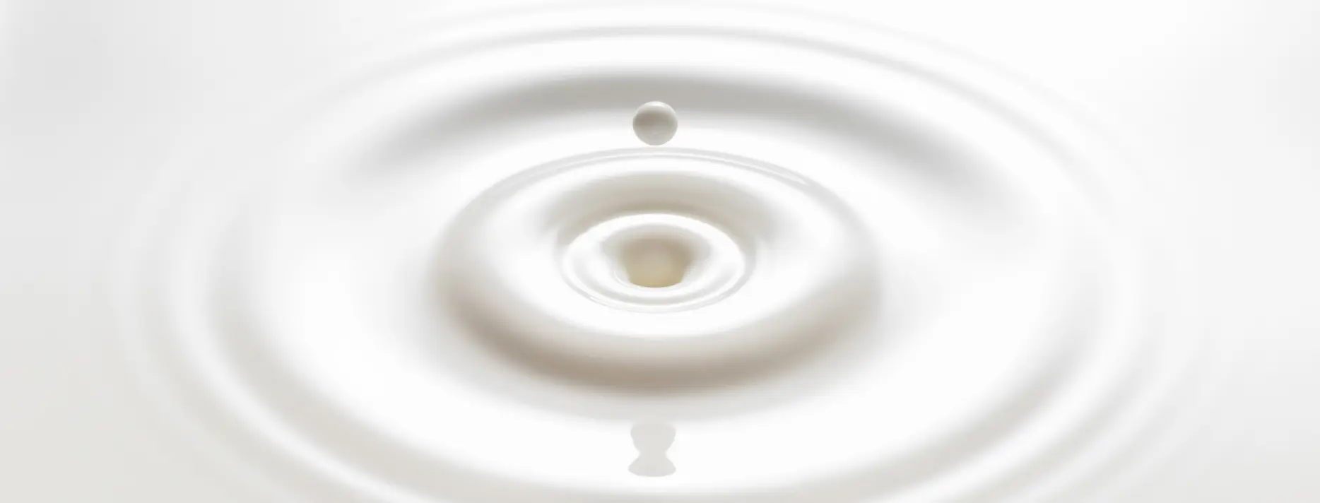 牛乳のしずくが落ちて波紋が広がる様子