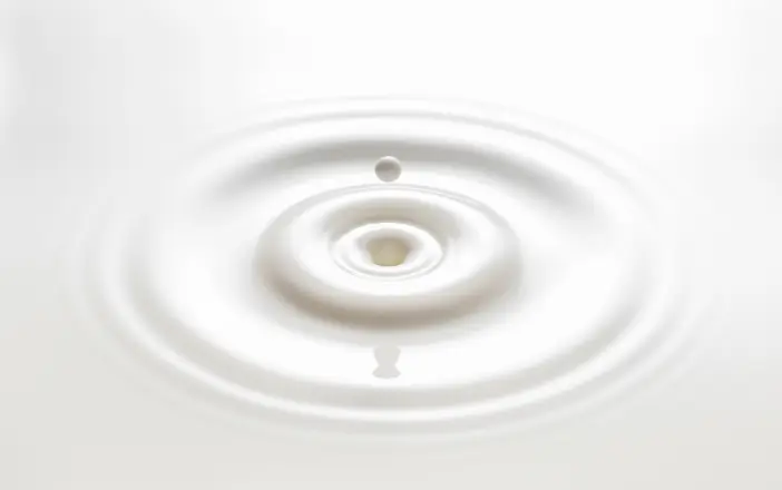 牛乳のしずくが落ちて波紋が広がる様子|品質への取り組みイメージ