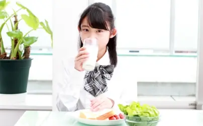 牛乳を飲んでいる女性