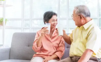 笑顔で牛乳を飲む女性と男性の写真