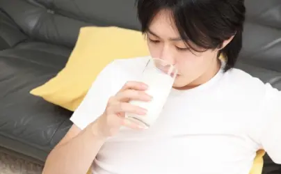 牛乳を飲んでいる男性