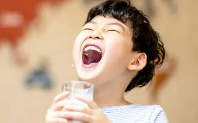 牛乳を飲む笑顔の子供