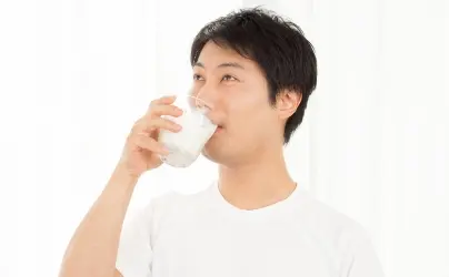 牛乳を飲んでいる男性