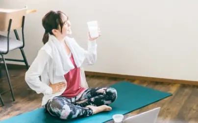 牛乳を飲む笑顔の女性