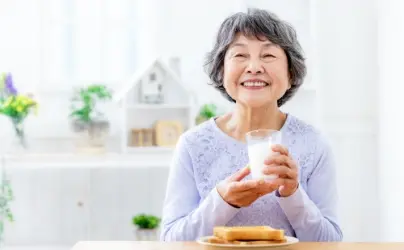 牛乳を飲む笑顔の女性